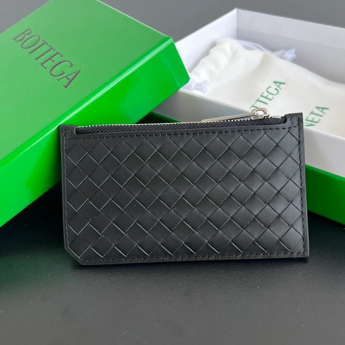 BV’s new 805827 vertical zipper card holder 🎈 The classic small woven work that I miss 0.7 is back. It’s really very design-friendly. The calfskin texture is high-end. It’s carefully designed with five card slots and a central compartment. You can also put cash in for daily use. You deserve to have such an thoughtful design. Size: 12*7*0.5 layers cm P540